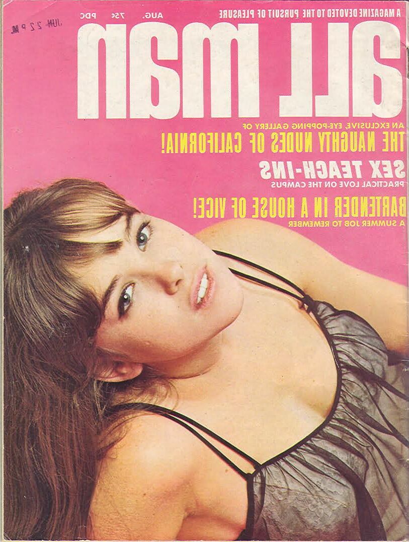 Bare Mädchen, die in Magazinen posieren