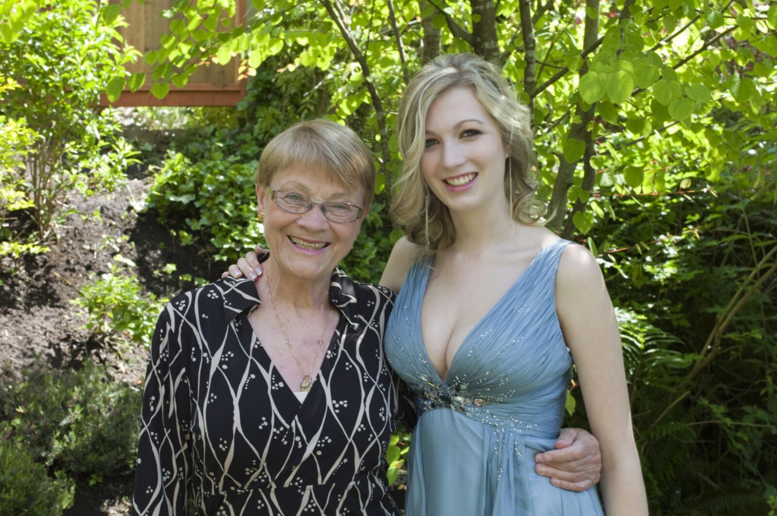 BUSTY BIG TITS PROM BABES!
