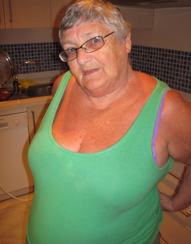 Mamie Grosse Truie Femme au Foyer