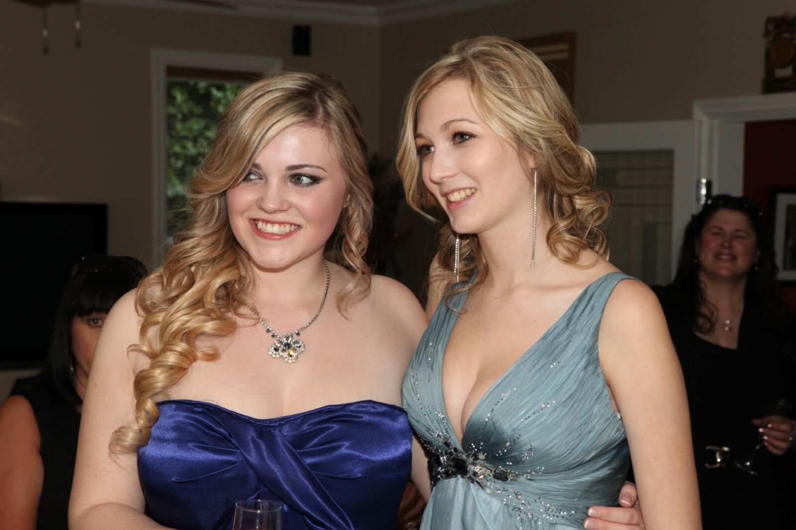 BUSTY BIG TITS PROM BABES!