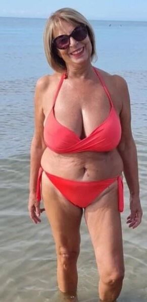 トップバストの水着のおっぱい