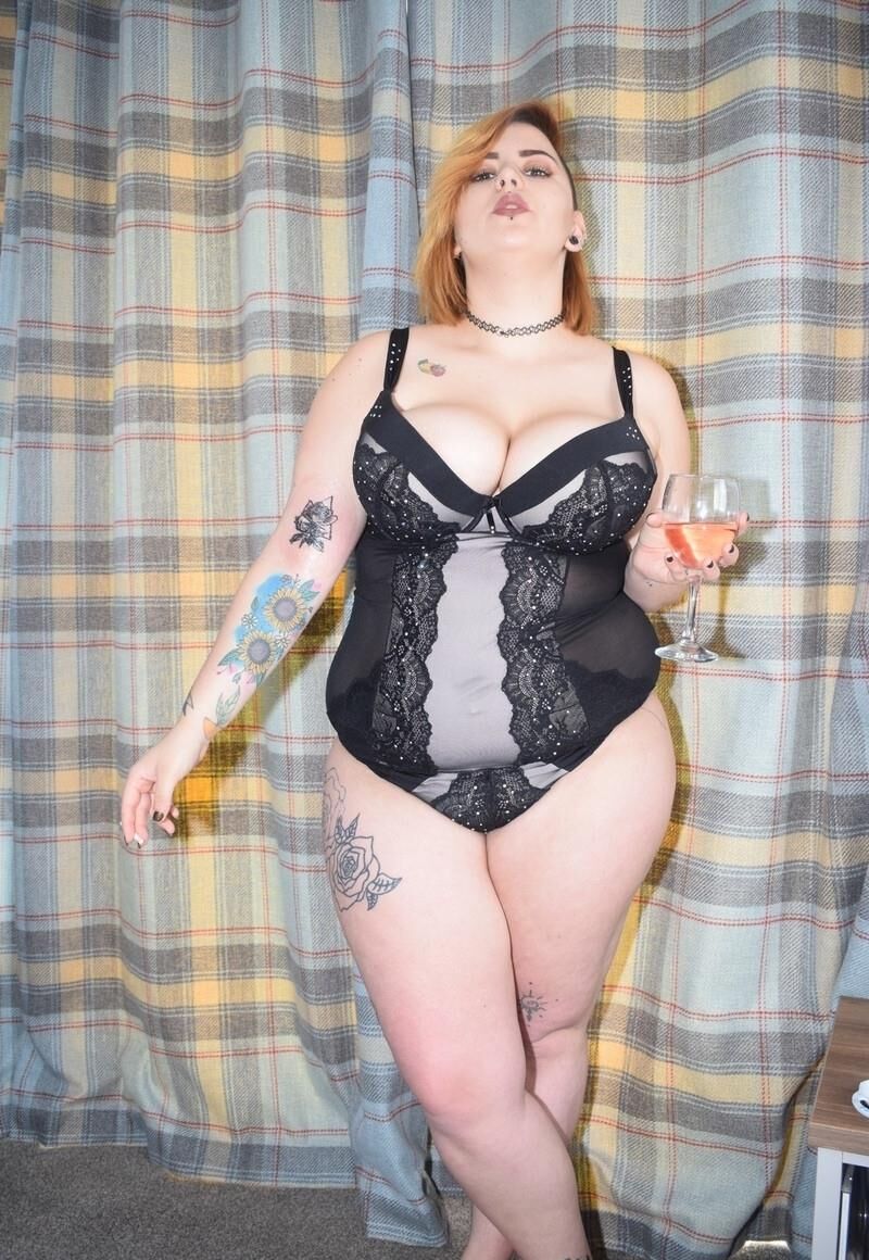 Exquise Jeune Truie Bien Grasse avec de Splendides Gros Nichons