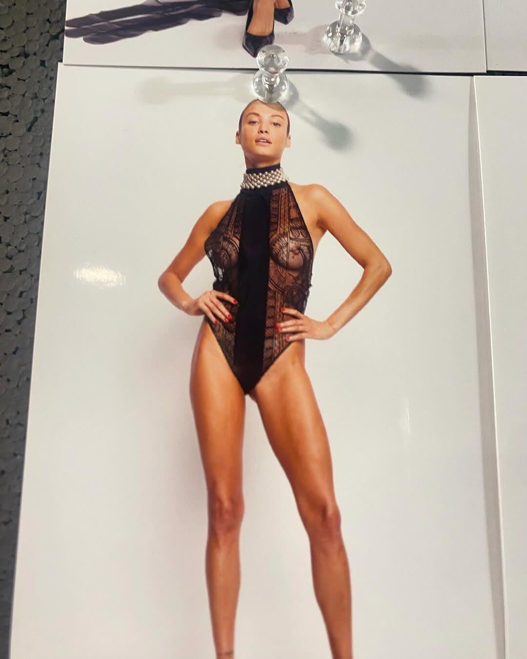 Rose Bertram dreht die Hitze auf: durch Spitzen, große Brüste aufzusehen