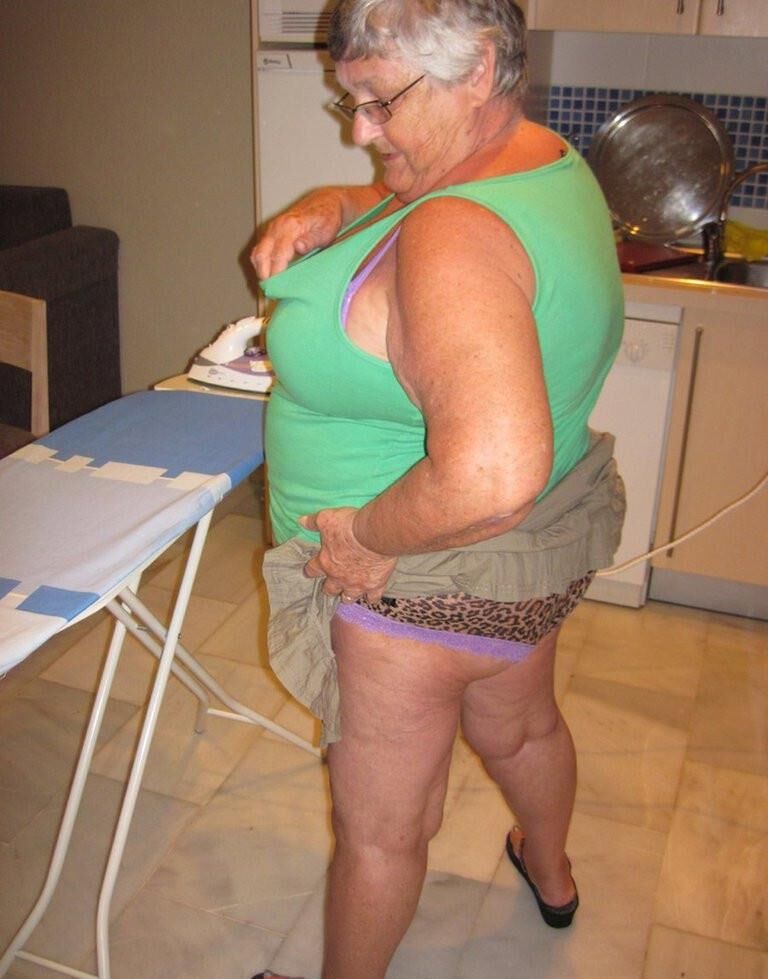 Mamie Grosse Truie Femme au Foyer