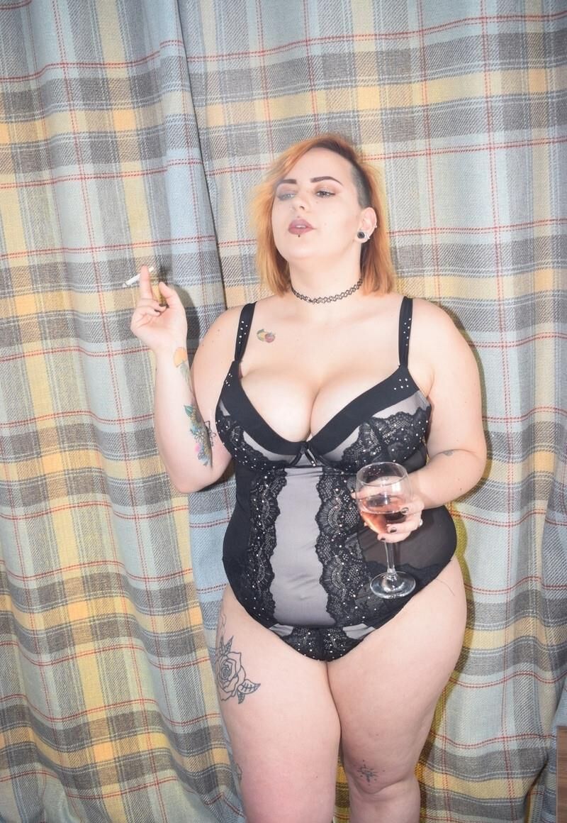 Exquise Jeune Truie Bien Grasse avec de Splendides Gros Nichons