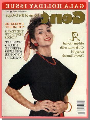 Bare Mädchen, die in Magazinen posieren