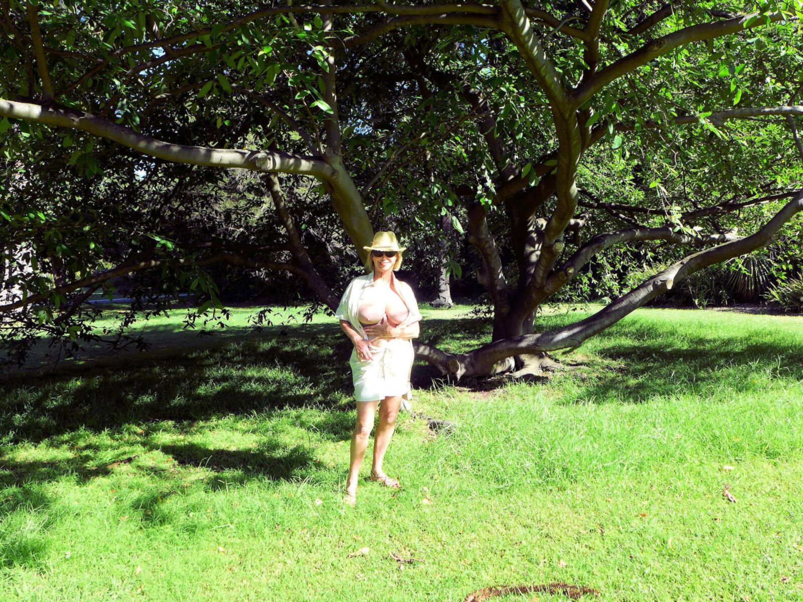 GARDENS and PARKS: LOVELY LADY DIANE nude OUTDOORS!