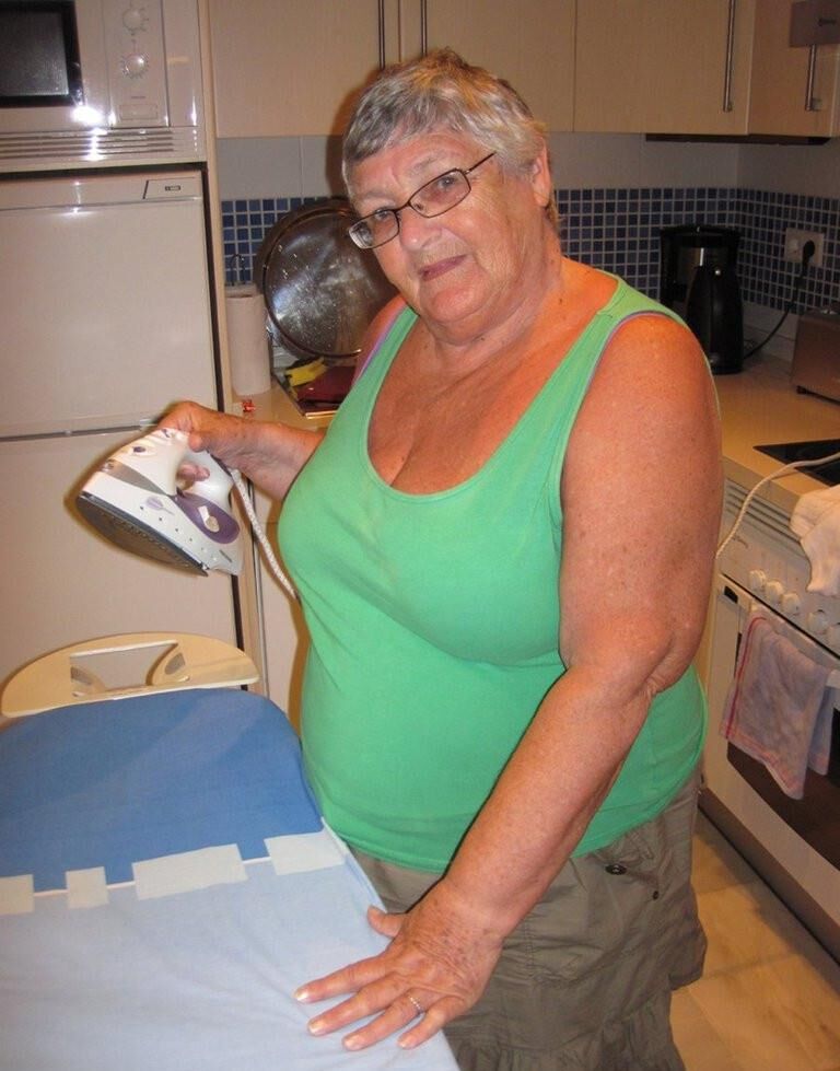 Mamie Grosse Truie Femme au Foyer