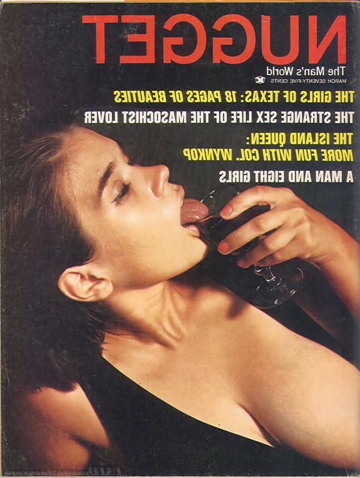 Bare Mädchen, die in Magazinen posieren