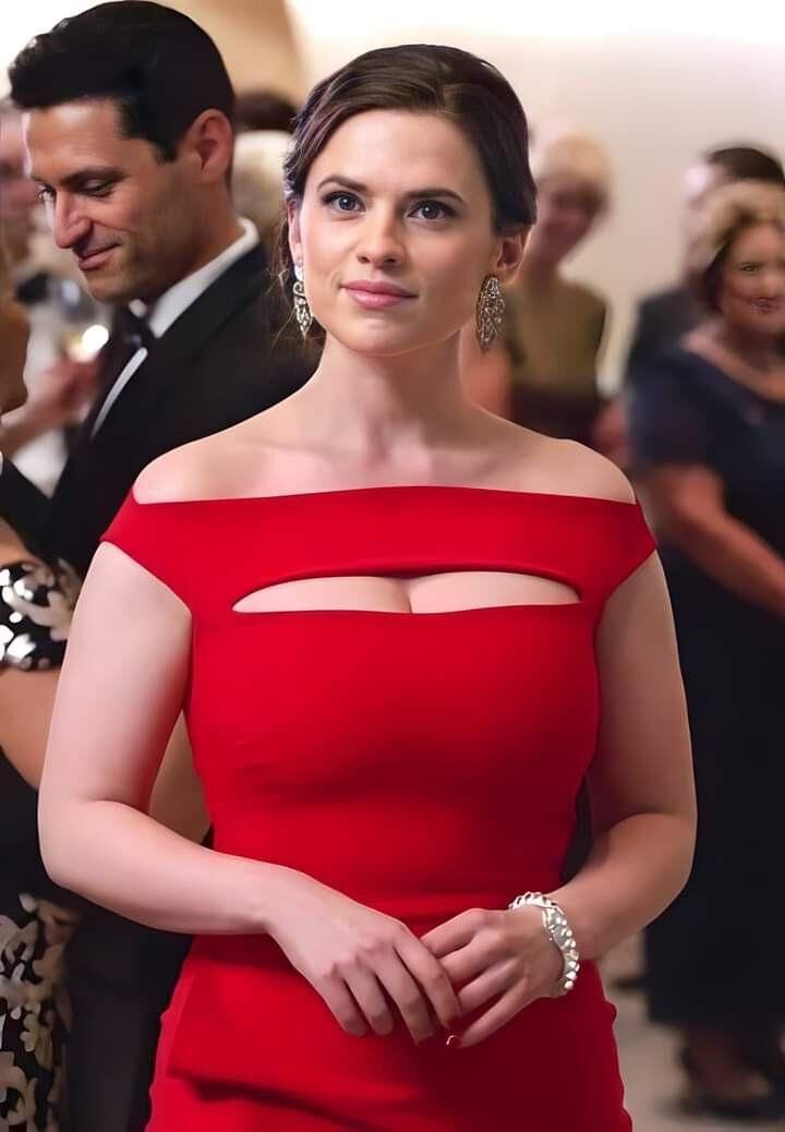 Célébrités aux gros seins vigoureux
