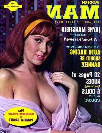 Bare Mädchen, die in Magazinen posieren