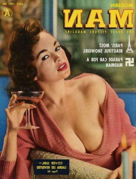 Bare Mädchen, die in Magazinen posieren