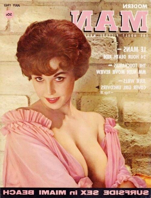 Bare Mädchen, die in Magazinen posieren