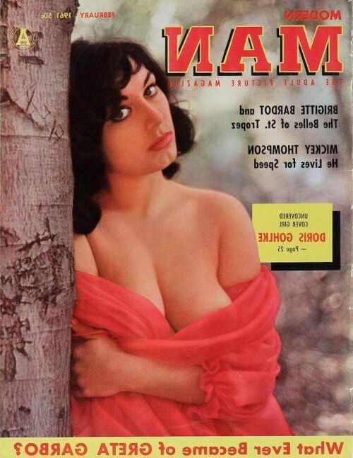Bare Mädchen, die in Magazinen posieren