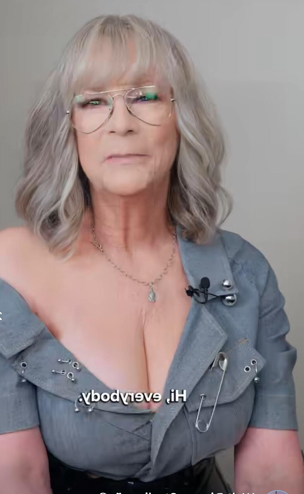 Jamie Lee de volta com aqueles peitos