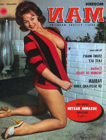 Bare Mädchen, die in Magazinen posieren