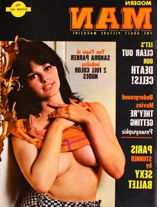 Bare Mädchen, die in Magazinen posieren