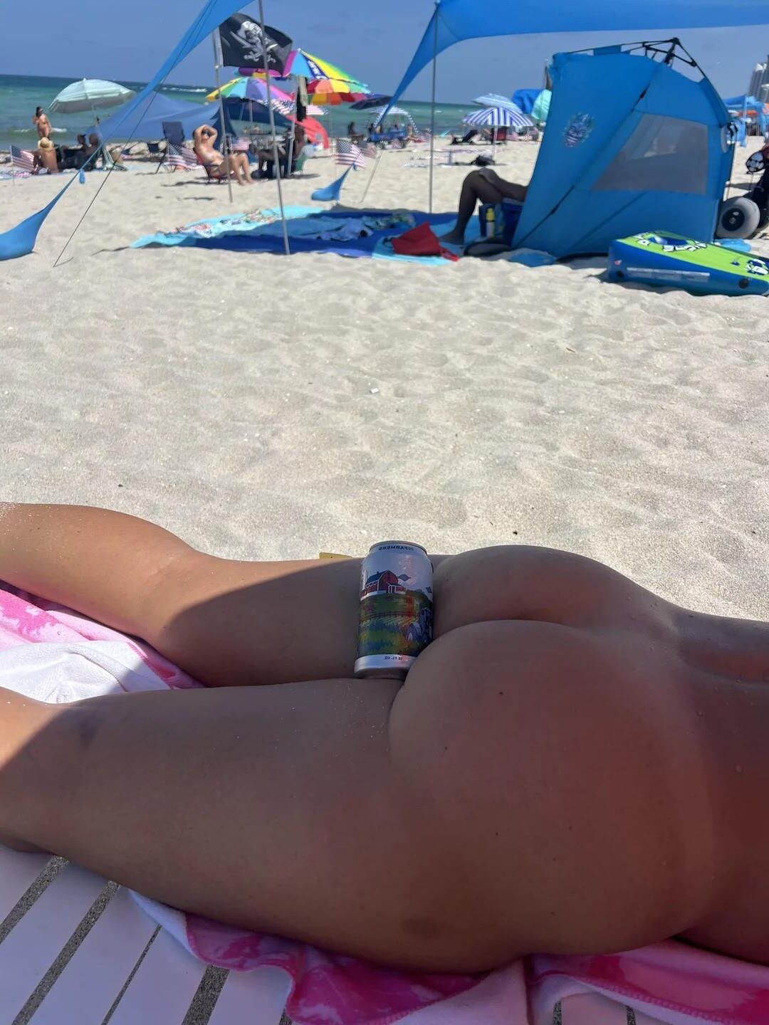 ビーチヌーディストとスウィンガーの妻