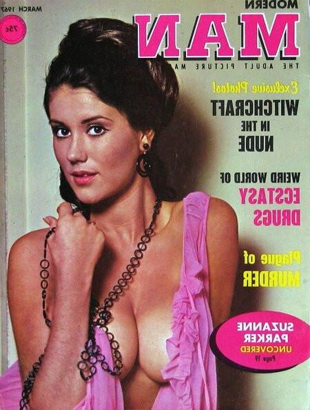 Bare Mädchen, die in Magazinen posieren
