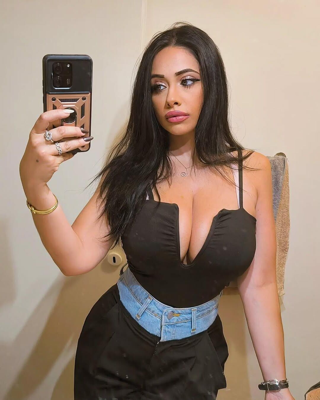 Michela gros seins seins clivage déesse énormes busters de noix