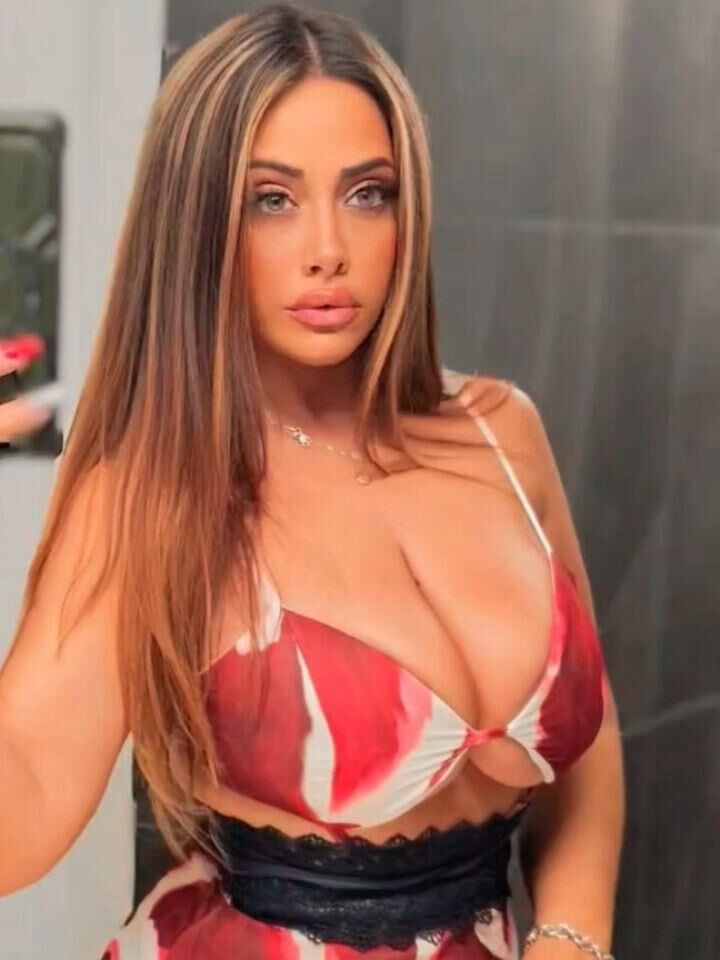 Michela gros seins seins clivage déesse énormes busters de noix