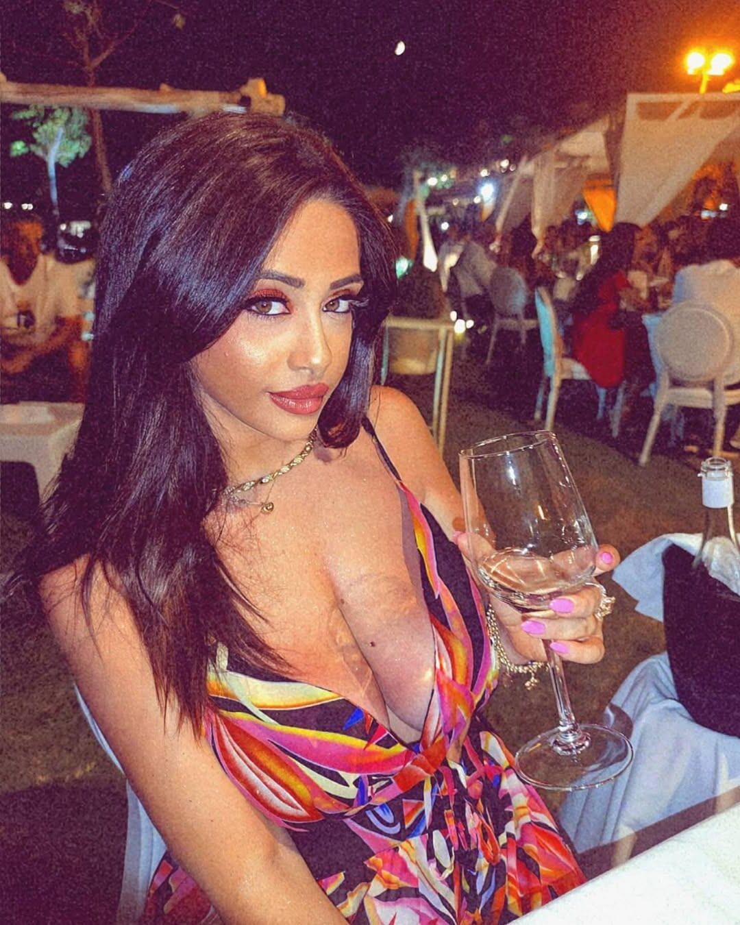 Michela gros seins seins clivage déesse énormes busters de noix