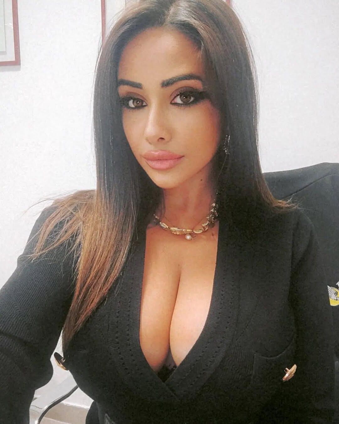 Michela gros seins seins clivage déesse énormes busters de noix