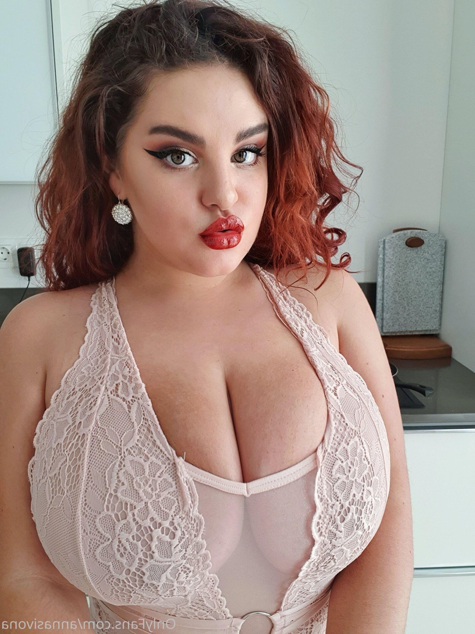 Thick Russian cutie Anna Sivona