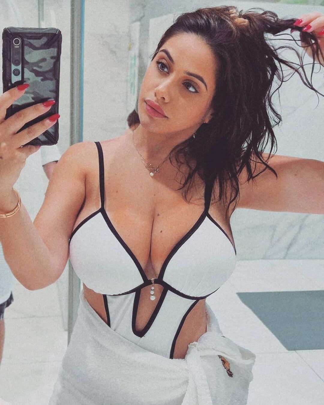 Michela gros seins seins clivage déesse énormes busters de noix