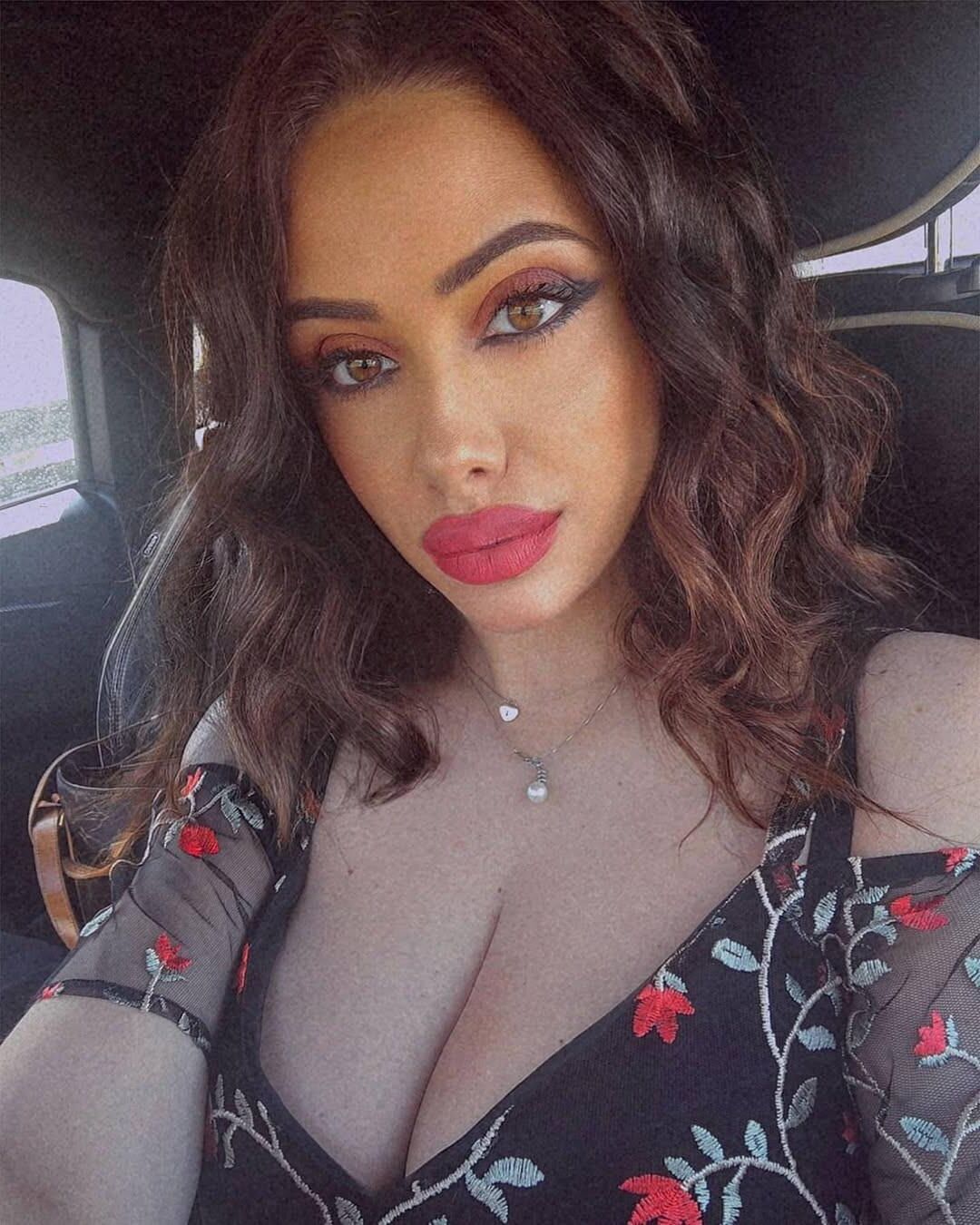 Michela gros seins seins clivage déesse énormes busters de noix
