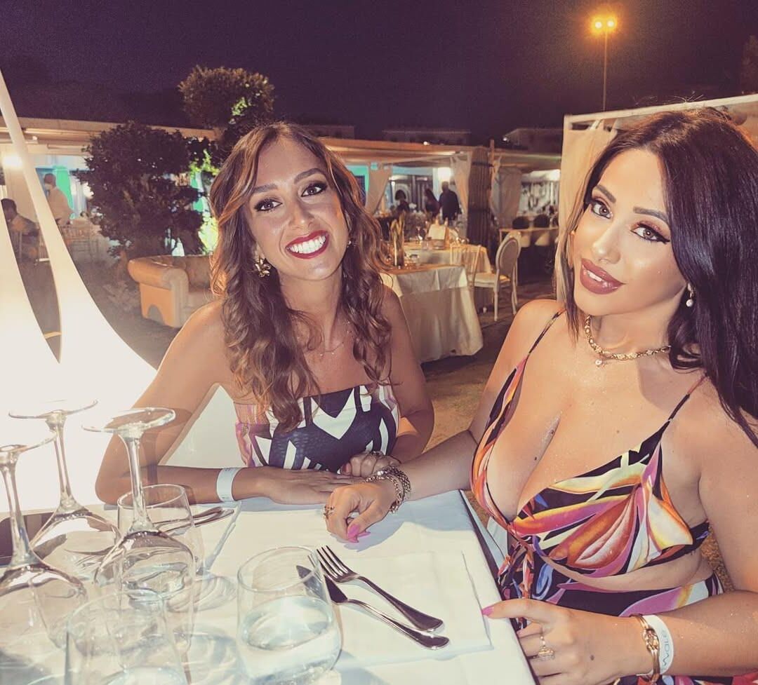 Michela gros seins seins clivage déesse énormes busters de noix