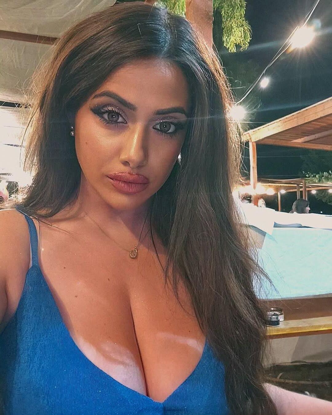 Michela gros seins seins clivage déesse énormes busters de noix