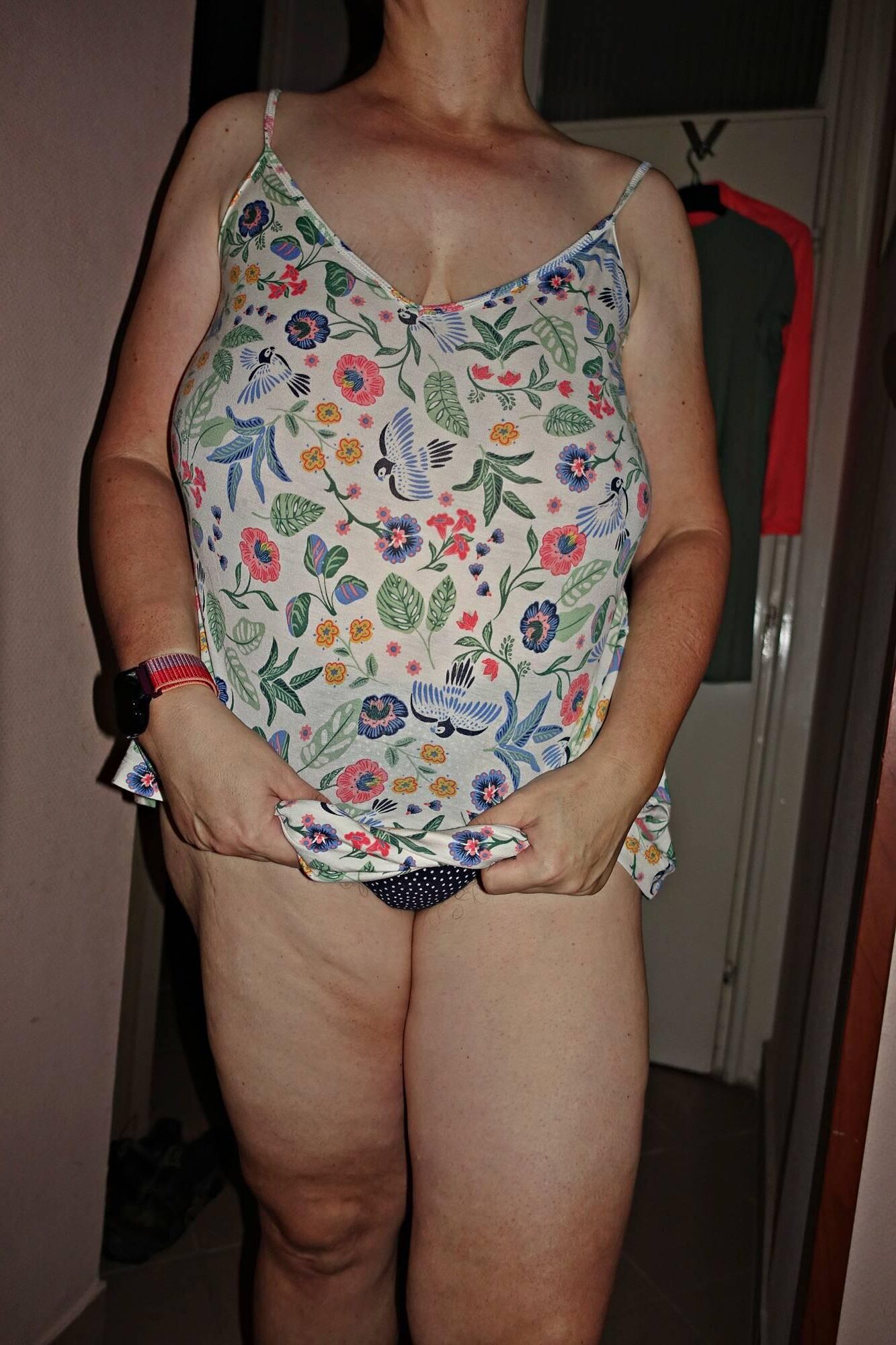 Elle est tellement moche, mais adore montrer ses mamelles et son ventre.