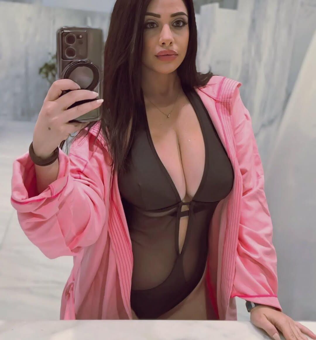 Michela gros seins seins clivage déesse énormes busters de noix