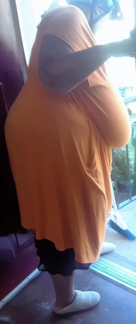 De grands seins candides