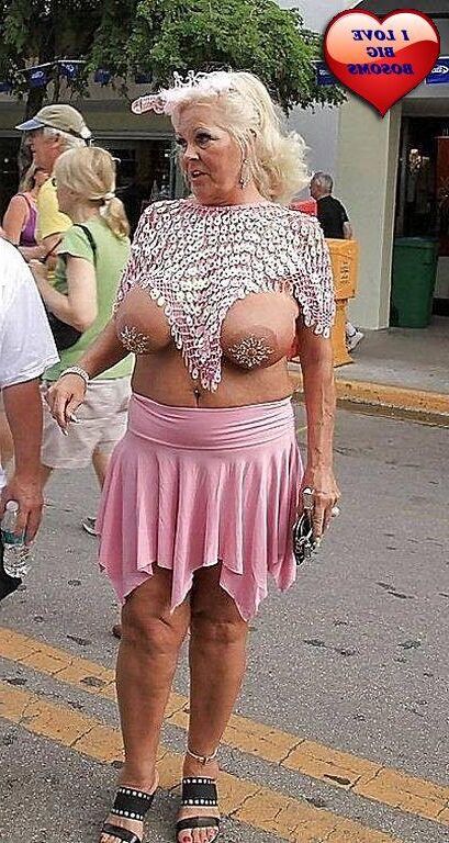 Dames plus âgées avec de beaux grands seins