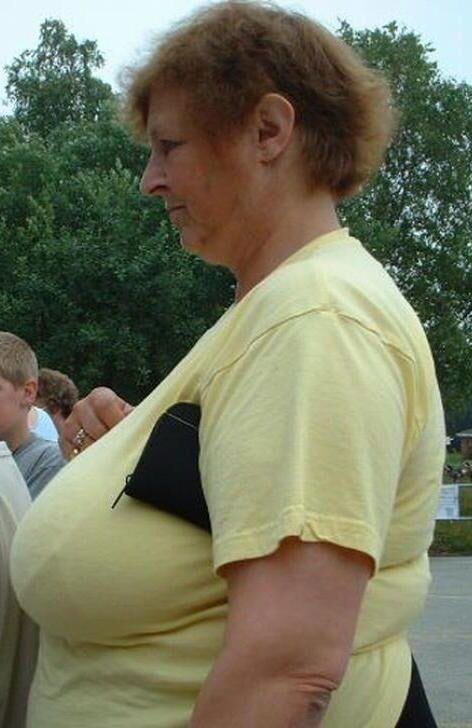 De grands seins candides