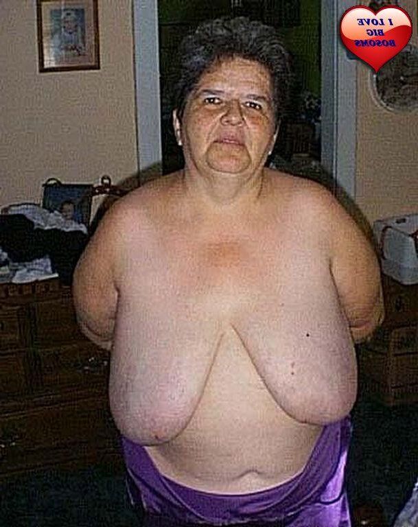 Dames plus âgées avec de beaux grands seins