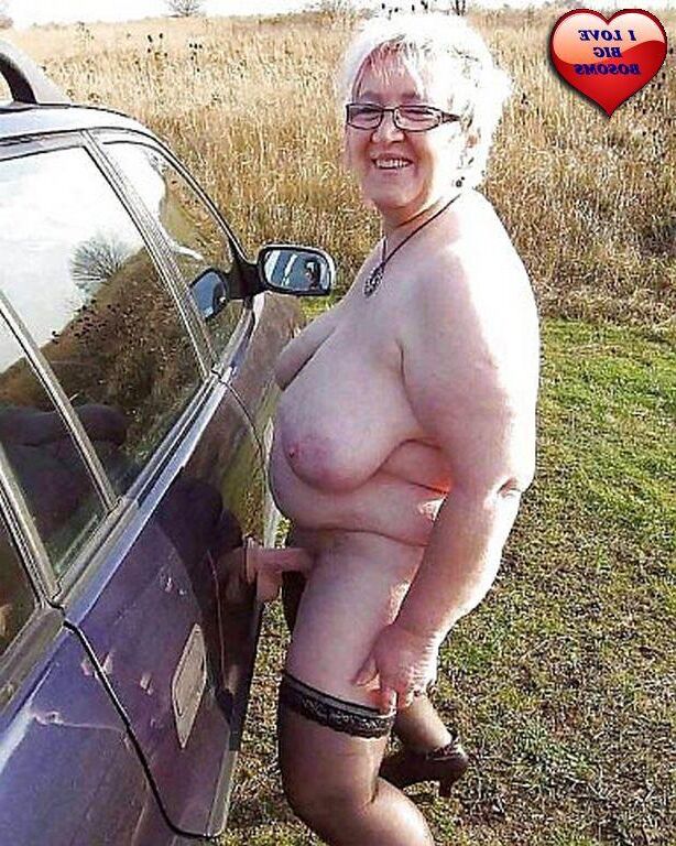 Dames plus âgées avec de beaux grands seins
