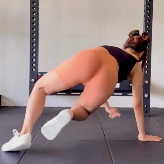 I miin mignon nue de fitness aux pieds nus poussin asiatique