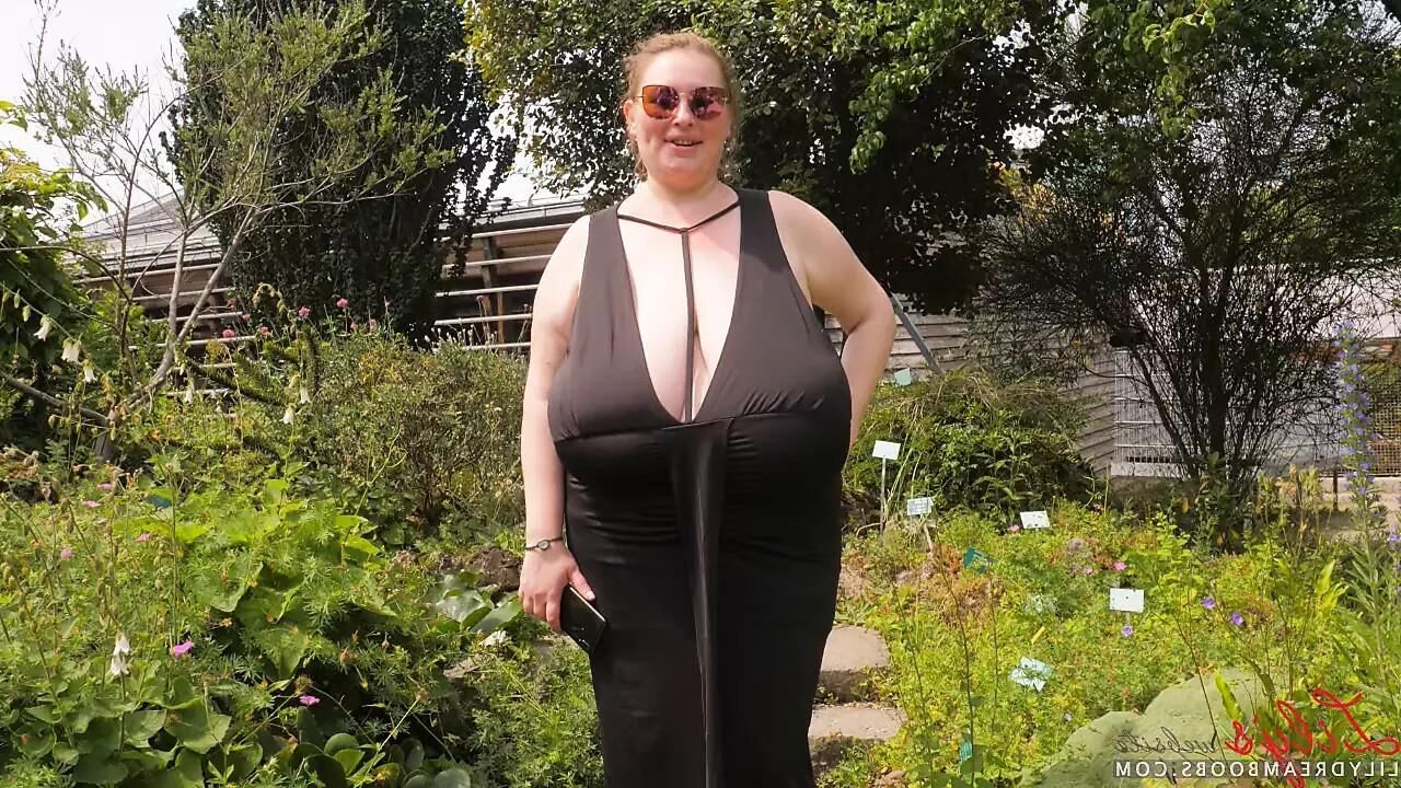 De grands seins candides