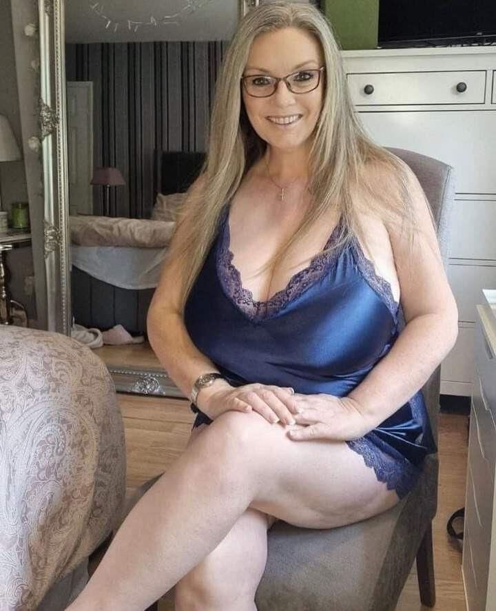 De grands seins candides