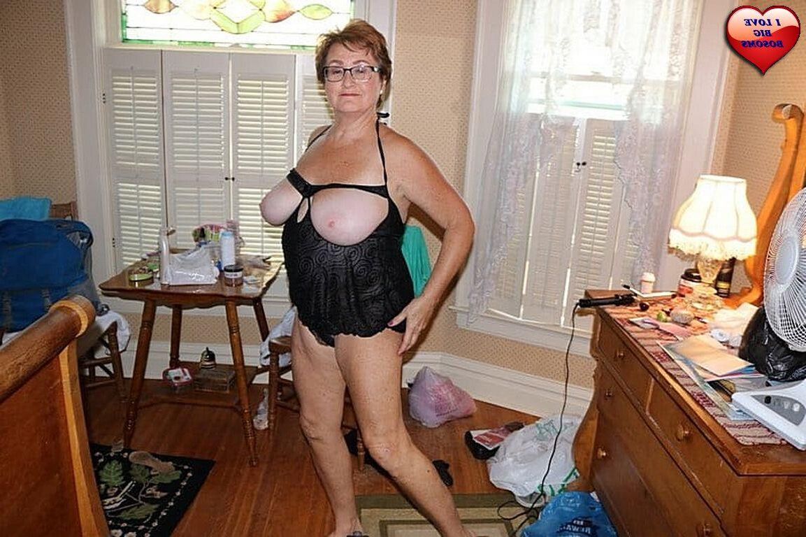 Dames plus âgées avec de beaux grands seins