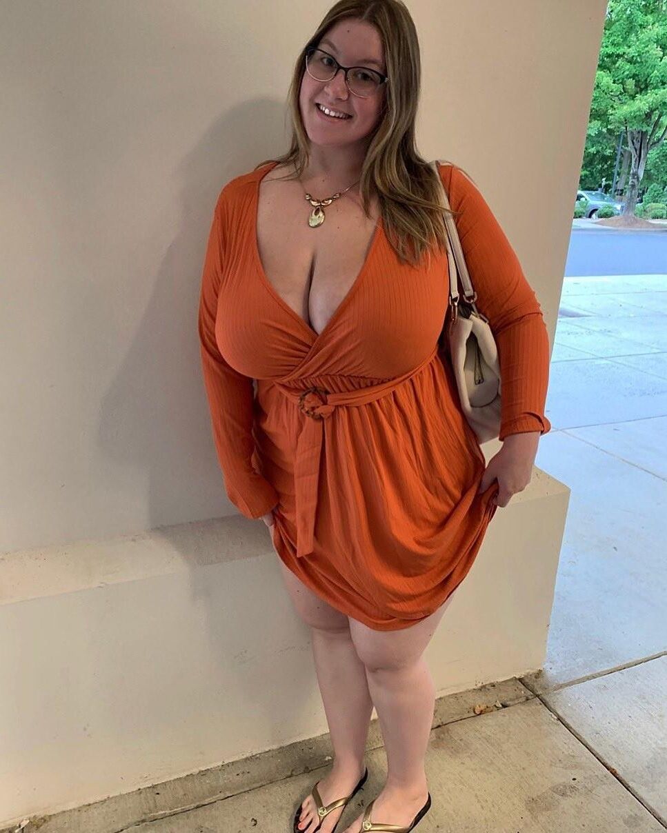 De grands seins candides