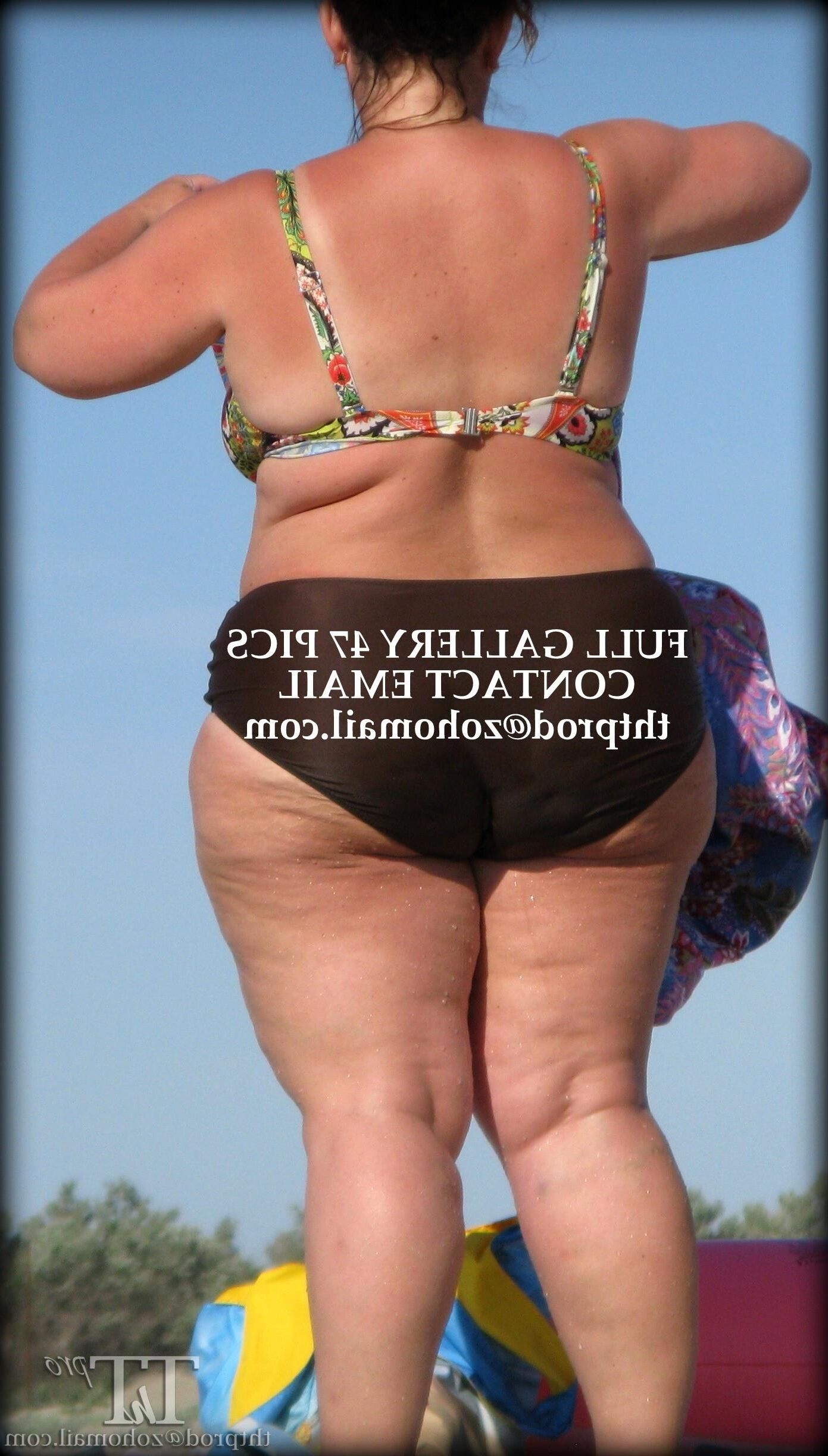 Grands seins à la plage