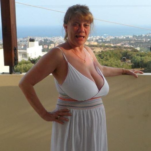De grands seins candides