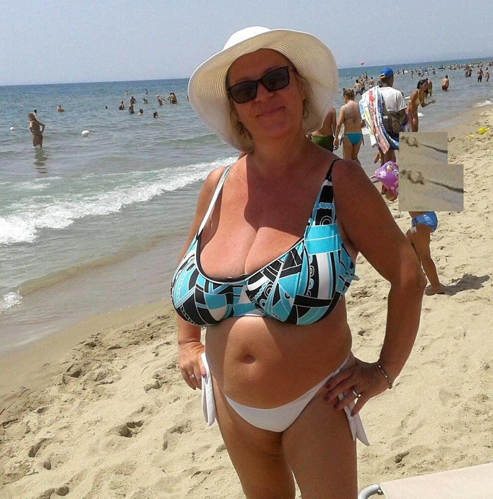 De grands seins candides