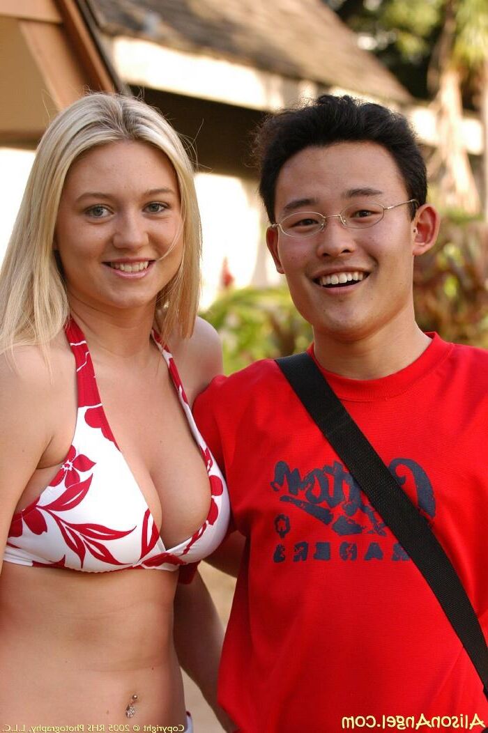 AlisonAngel ALISON Filling her bikini