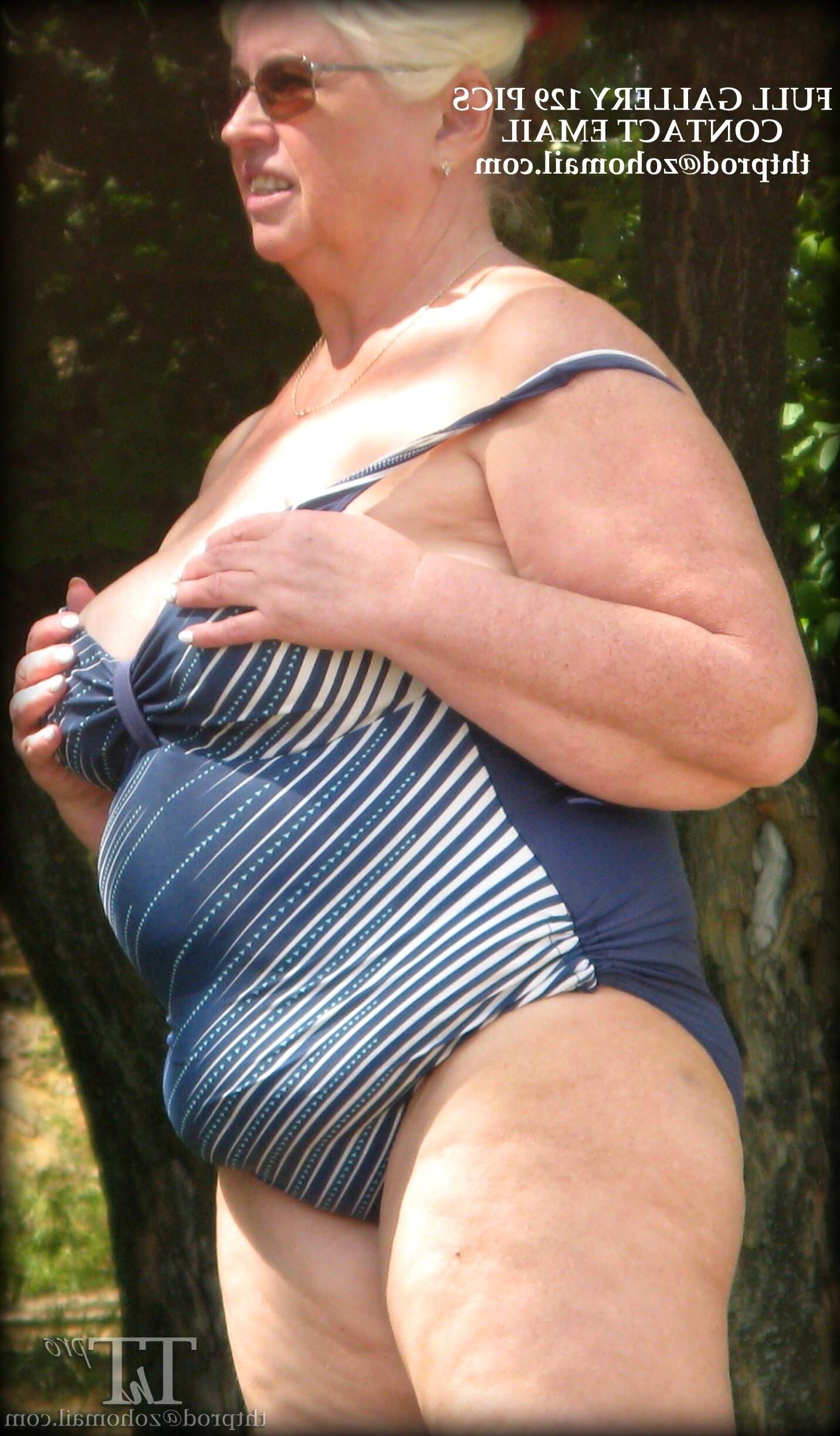 Grands seins à la plage