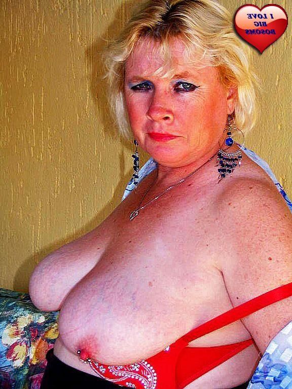Dames plus âgées avec de beaux grands seins